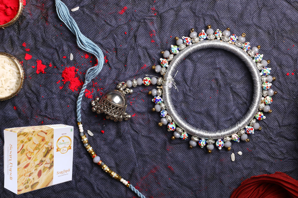 Rakhis Online-RM-262 Bhaiya Bhabhi Rakhi with 400 gms of Soan Papdi